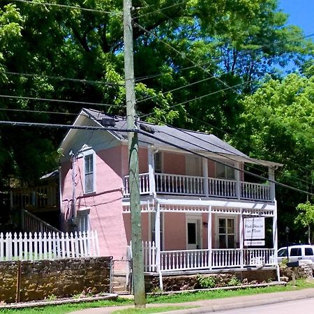 The Pink House On Main - Lower Eureka Springs Bagian luar foto